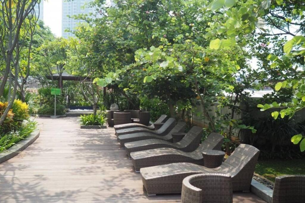 1 Bedroom Apartment Near Central Park Mall Джакарта Екстериор снимка